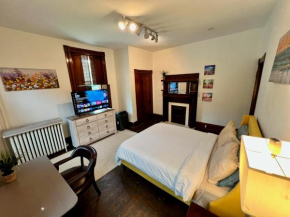 Private Bdrm Suite 3 in Spacious House City Views